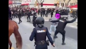 混乱！赛前马德里警方和本菲卡球迷发生冲突，小球迷哭了出来！